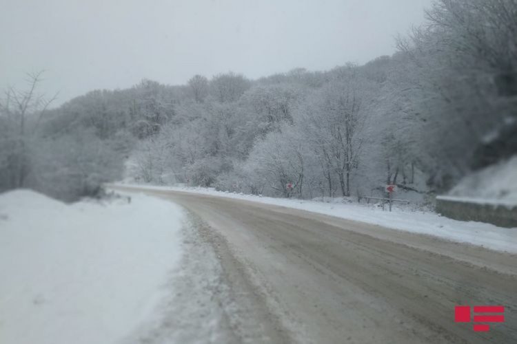 Qar Şamaxı, İsmayıllı və Ağsu yollarını iflic edib