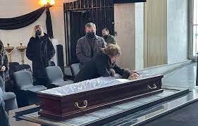 Vəzirovun tabutu başında ağlayan qadın kimdir?