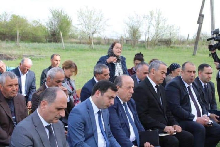 İcra başçısının vətəndaşlarla keçirdiyi qəbulda məmurlar mürgülədi — FOTOLAR