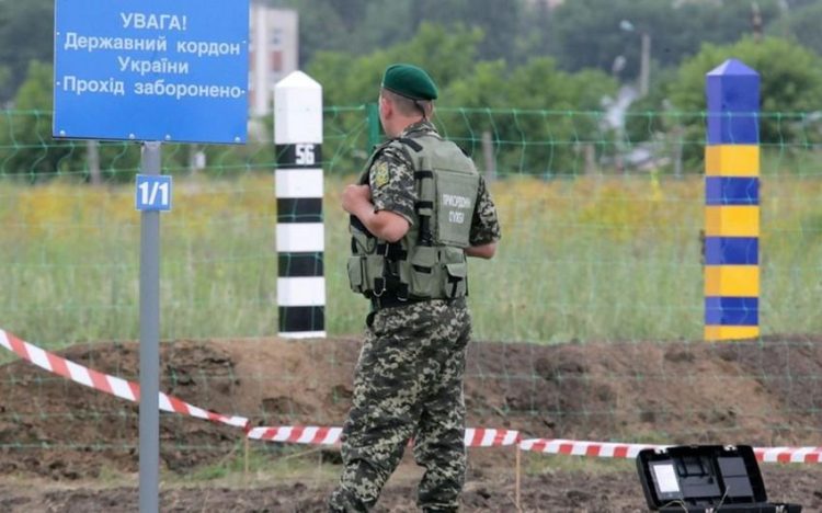 Ukrayna Belarusla sərhəddə beton bloklar tikir