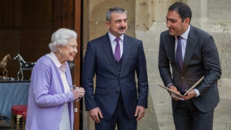 İlham Əliyevin hədiyyəsi Kraliça II Elizabetə təqdim olundu – FOTOLAR
