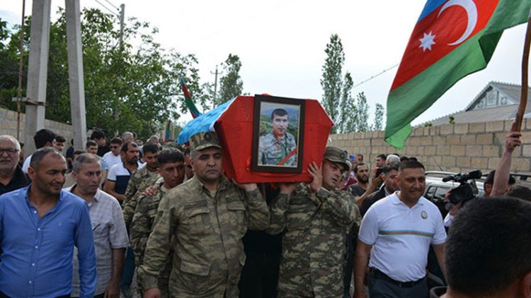 10 ay komada qaldıqdan sonra vəfat edən qazi dəfn edildi – FOTOLAR