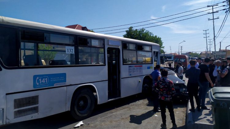 Bakıda avtomobillə avtobus toqquşdu: Xəsarət alanlar var – FOTOLAR