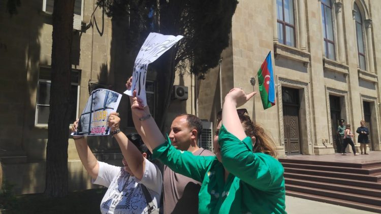 Jurnalistlər İlqar Atabəylinin sifarişli həbsinə etiraz etdi – Fotolar