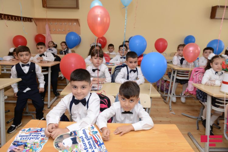 Nazir: “Direktorun ixtiyarı yoxdur ki, şagirdi forma geyinməyə məcbur etsin”