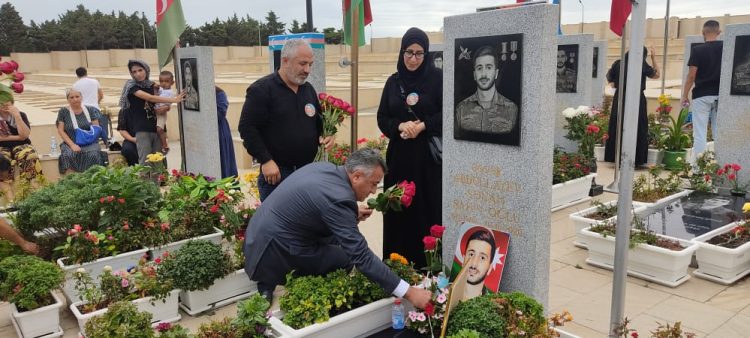 Abdin Fərzəliyev şəhidlərin məzarını ziyarət etdi