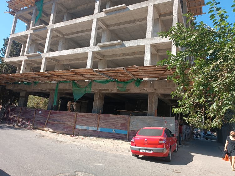 Nəsimi rayonunda yaşıllıqlar tikintiyə qurban verildi: icra başçısı və Arxitektura Komitəsi susur – Foto