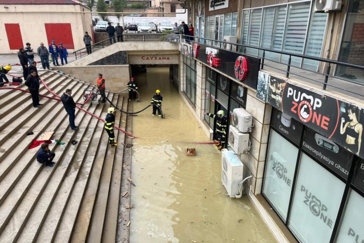 “Azərsu”da korrupsiya fontan vurur: Yasamalda magistral kəmərdə qəza…