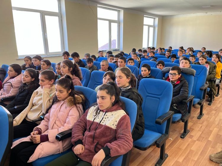 Polis əməkdaşları Qubada ucqar kənd məktəbliləri ilə görüşüblər