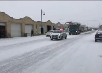 Siyəzəndə yol polisləri yolların buz bağlamasına qarşı tədbirlər görüblər