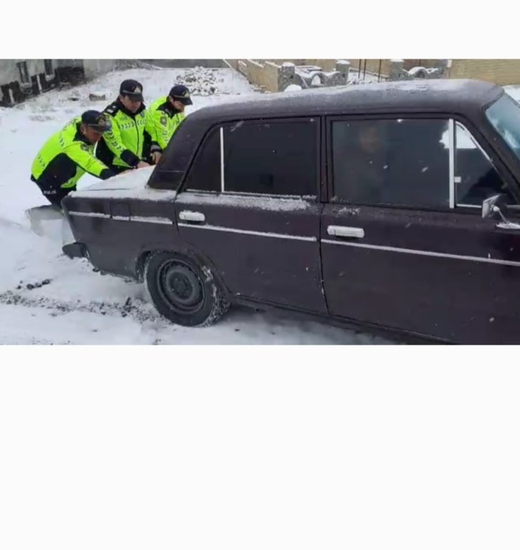 Polis yolda qalan sürücülərə kömək etdi
