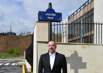 Prezident Şuşada Atatürk küçəsinin lövhəsinin açılışını etdi – FOTO