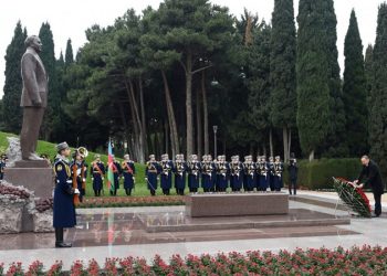 Prezident və ailə üzvləri Heydər Əliyevin məzarını ziyarət edib