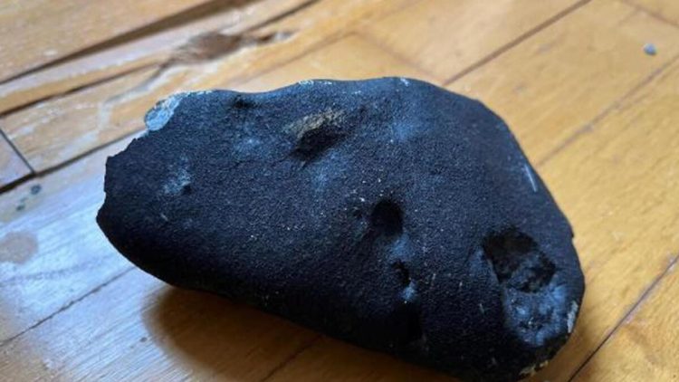 Evin damını deşib içəri yıxıldı!  Bunun 4,5 milyard illik meteorit olduğu ortaya çıxdı