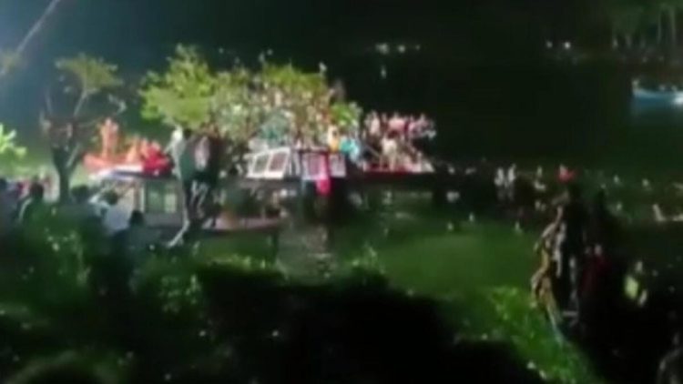 Hindistanda qayıq qəzasında ölənlərin sayı 22-yə çatıb