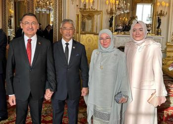 III Karlzın tacqoyma mərasimində Türkiyəni Fuat Oktay təmsil edib