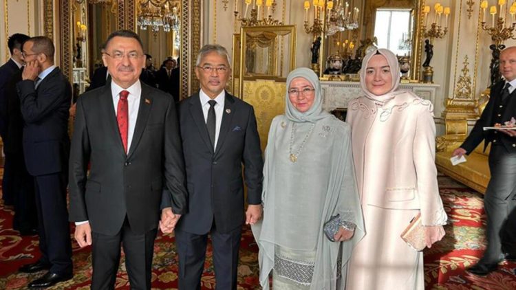 III Karlzın tacqoyma mərasimində Türkiyəni Fuat Oktay təmsil edib