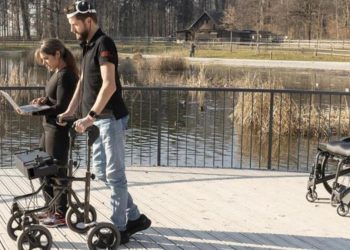 İflic xəstəsi beyin implantasiyası sayəsində 12 ildən sonra yeriyir