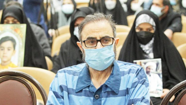 İran dissidenti edam edir