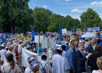 Polşada tibb bacılarının etirazı - Son xəbərlər