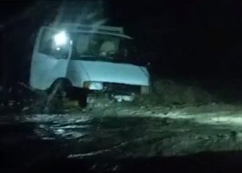 Avtomobili çayda batan şəxs belə xilas edildi (VİDEO)