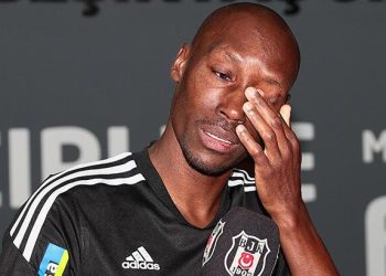 Beşiktaşlı Atiba Hatçinsonla vida!  Göz yaşlarını saxlaya bilməyib - Beşiktaş