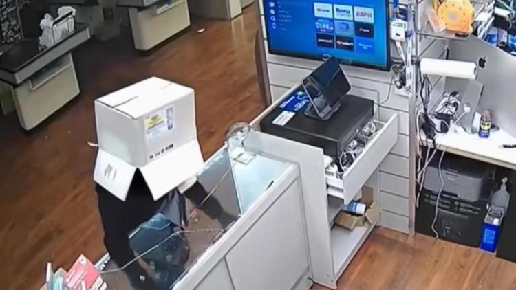 Oğru başında olan bağlamanı çıxaranda yaxasına xəyanət edib.