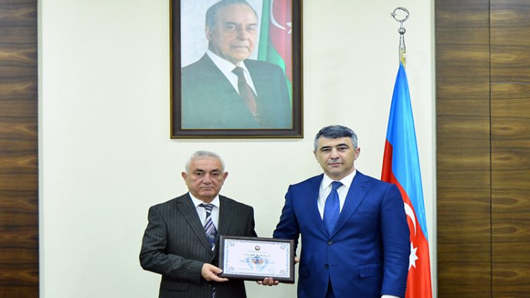 Məhkəmə sədri təqaüdə göndərildi