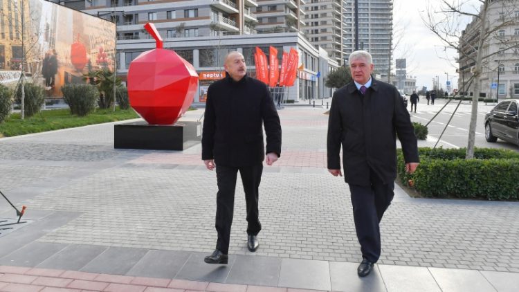 Prezident Ağ Şəhərin Mərkəzi Park Kvartalında həyata keçirilən işlərlə tanış oldu (FOTO)