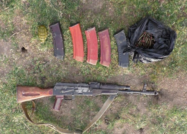 Yardımlıda dərədən qumbara və avtomat tapıldı