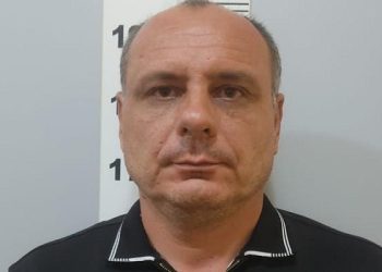 Müdirinin maşınındakı 700 min manatdan 100 minini oğurladı