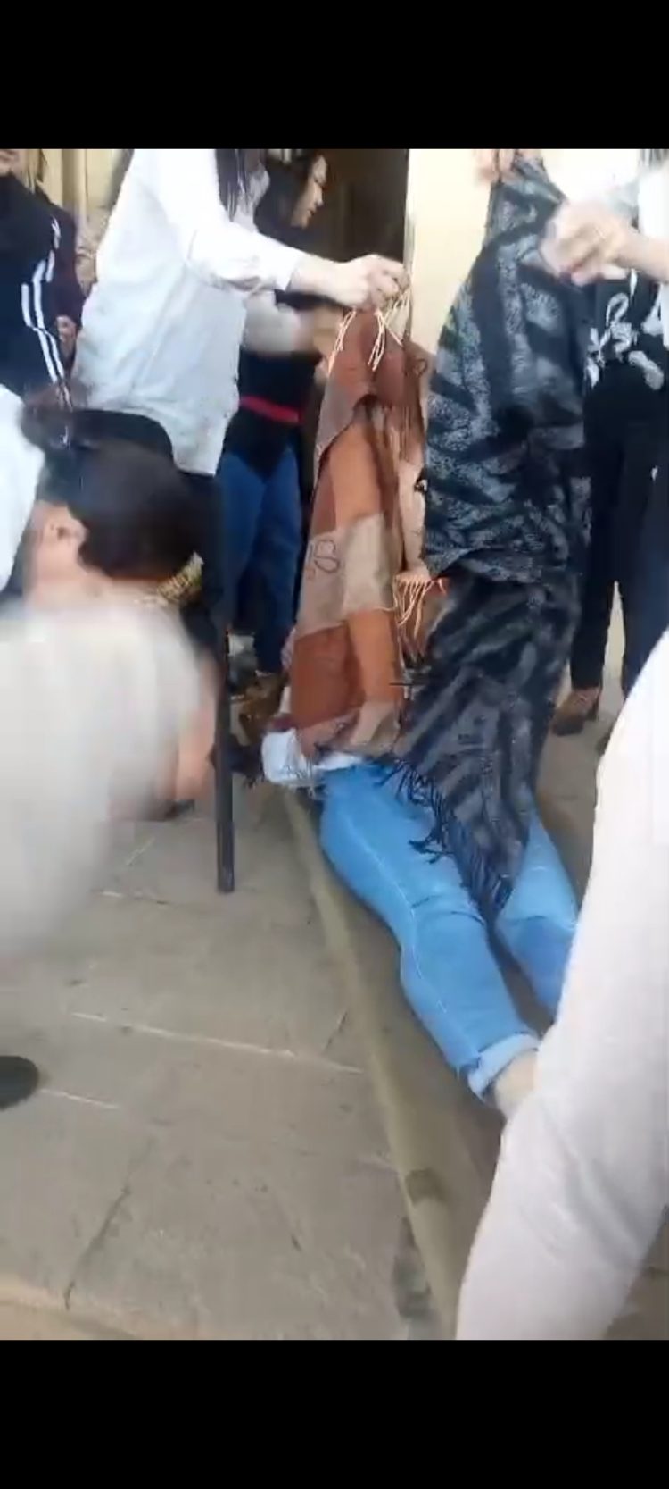 Göygöldə musiqi məktəbində qalmaqal – Direktor hamilə müəlliməni yerə yıxdı, vəziyyəti pisləşdi – Video