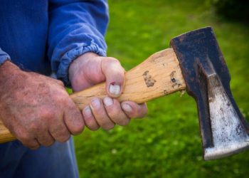 30  yaşlı qadın baltalandı – Şübhəli qardaşıdır