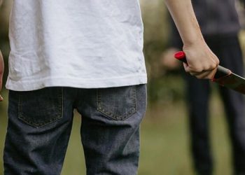 Anasına “pozğun” dediyinə görə 40 yaşlı şəxsi bıçaqlayan məktəbliyə şərti cəza verildi