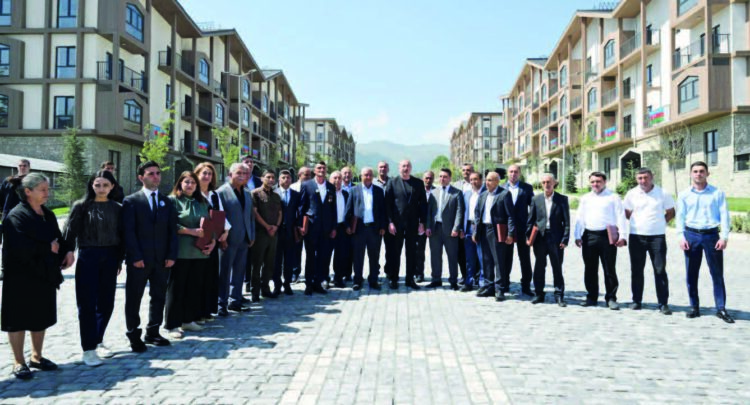 “Rüzgarında dan sökülən, üzü gülən Kəlbəcərim”