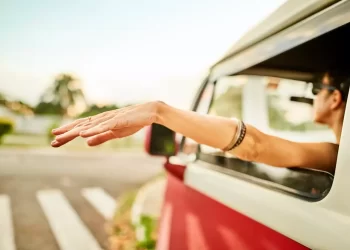 DYP: Bəzi sürücülərin avtomobildə hərəkətdə olan zaman əlini pəncərədən çölə çıxarması qəza riskini artırır