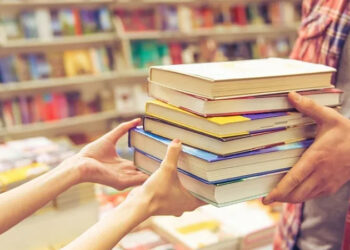 Təhsildə gizli ticarət: Müəllimlər kitab satır?