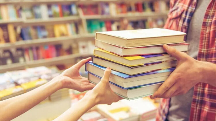 Təhsildə gizli ticarət: Müəllimlər kitab satır?