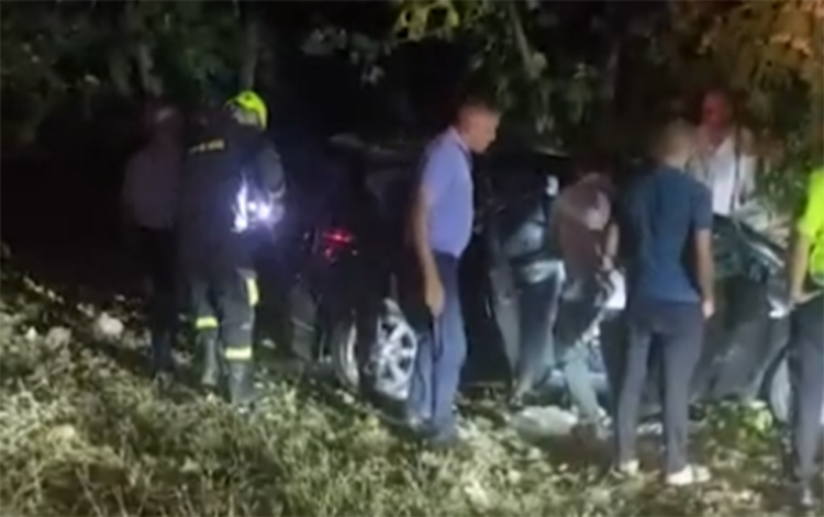 Maşında sıxılı qalan qadın belə xilas edildi – Video