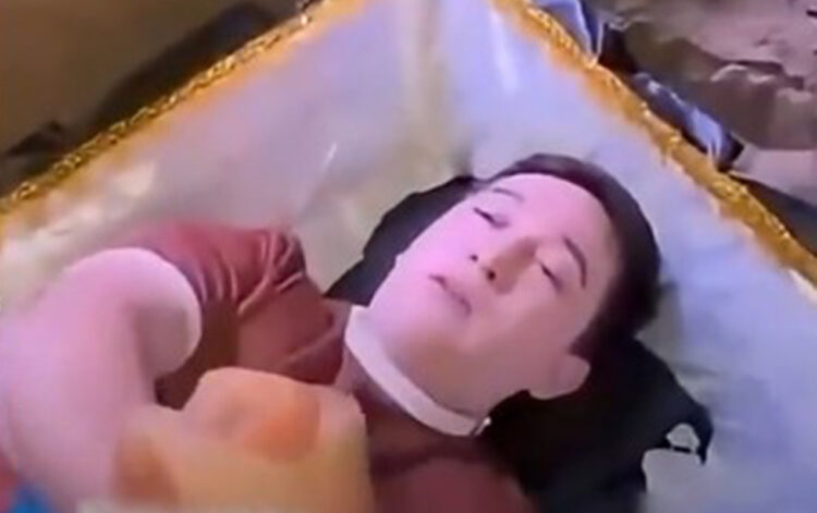 Özbək bloqer diri-diri məzara girdi – Video