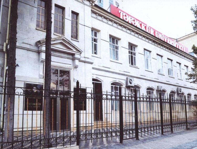 “Təfəkkür” Universitetinin binası məhkəməyə verildi