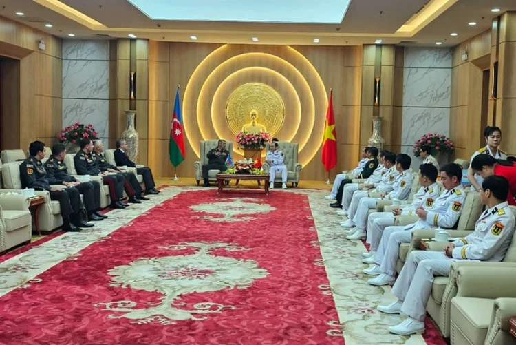 Zakir Həsənov Vyetnam HDQ Komandanlığında olub