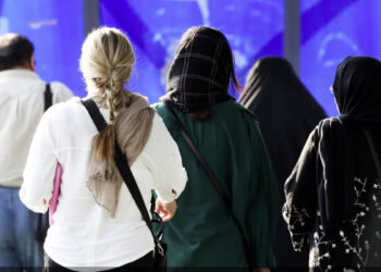 İranlı milyonçu qadın Bakıda aldadılıb – “3 milyonumu mənimsəyiblər”