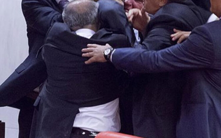 İcra Hakimiyyətindəki qəbulda qalmaqal – Başçının müavininə hücum etdi