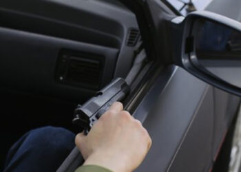 Gecə vaxtı oyuncaq silahla şadlıq evinin qarşısında qorxu yaratdı