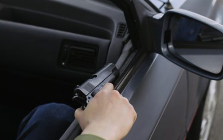 Gecə vaxtı oyuncaq silahla şadlıq evinin qarşısında qorxu yaratdı