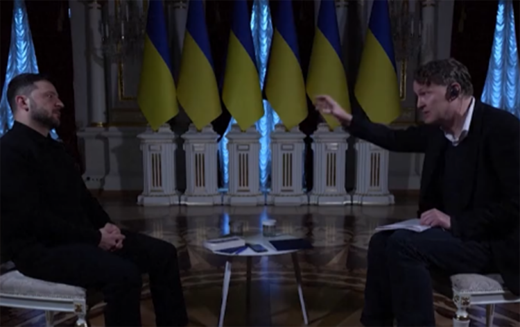 Zelenskinin müsahibəsi zamanı işıqlar söndü – Video