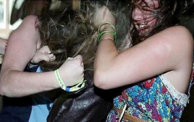 Bakıda qadın eks-sevgilisinin arvadını döydü: “Şəkillərimizi “TikTok”da paylaşmışdı”