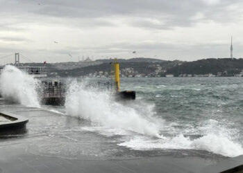 Türkiyədə fırtına həyatı iflic etdi – 3 nəfər öldü – Fotolar