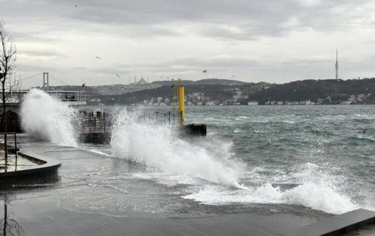 Türkiyədə fırtına həyatı iflic etdi – 3 nəfər öldü – Fotolar